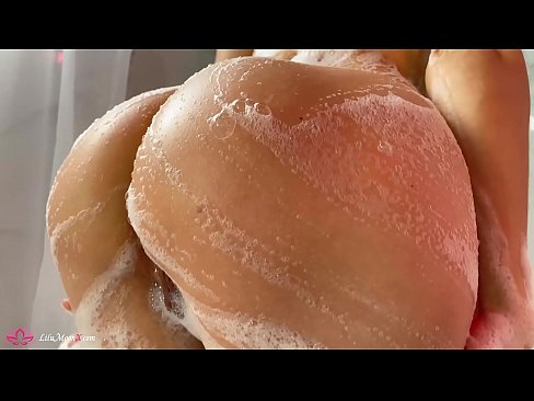 ❤️ Brunetka masturbuje kundičku s vibrátorom až do intenzívneho orgazmu v sprche Porno fb na porno sk.pornoxlxx.ru ❌❤